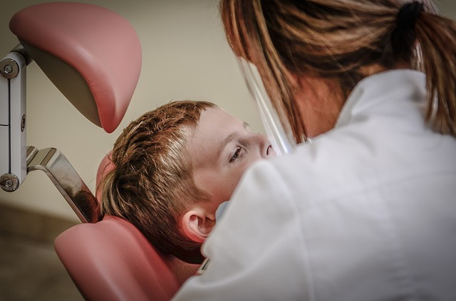 Jakie domowe sposoby na ból zęba u dziecka można bezpiecznie stosować?
